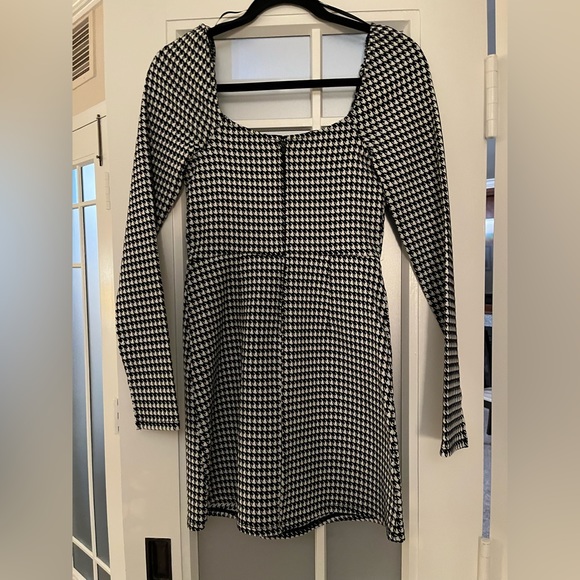 SOLD - Houndstooth Mini Long Sleeve Dress Size M - Picture 4 of 8